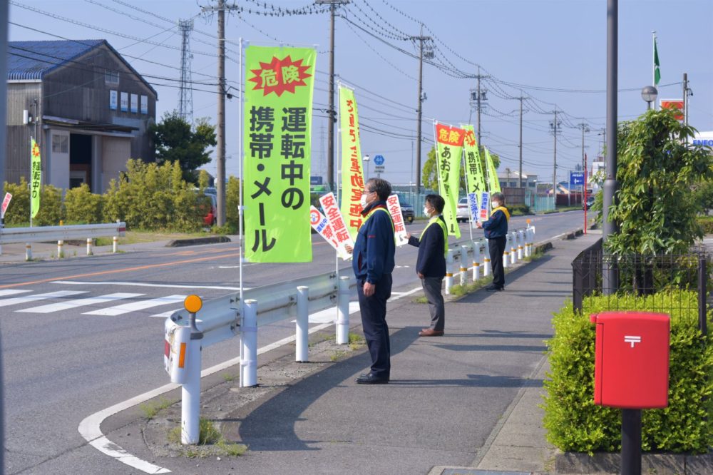 新三商事本社前での交通立哨