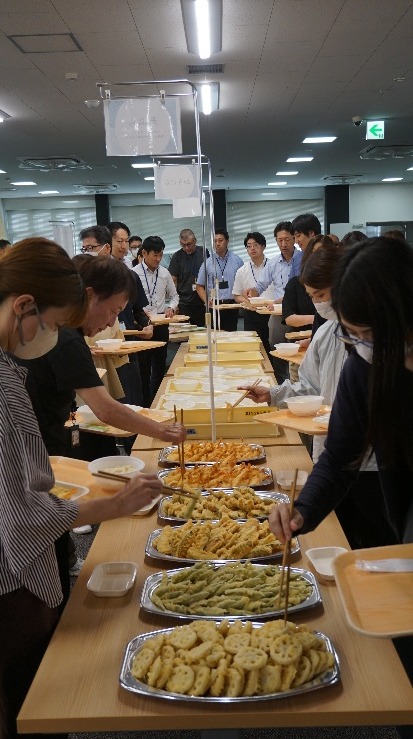 納涼祭で天ぷらを取り分ける様子